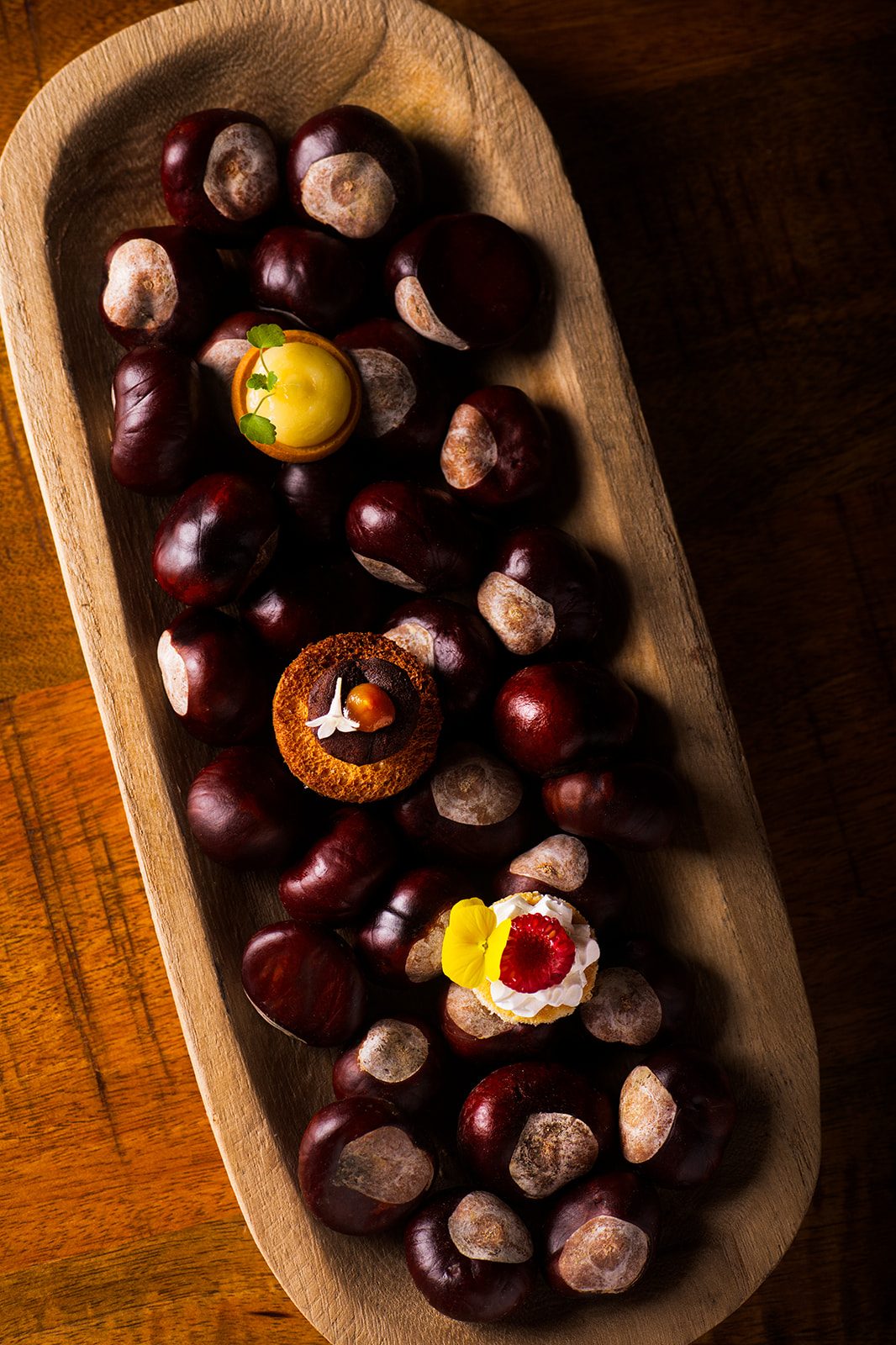 Mignardises présentées parmi les marrons
